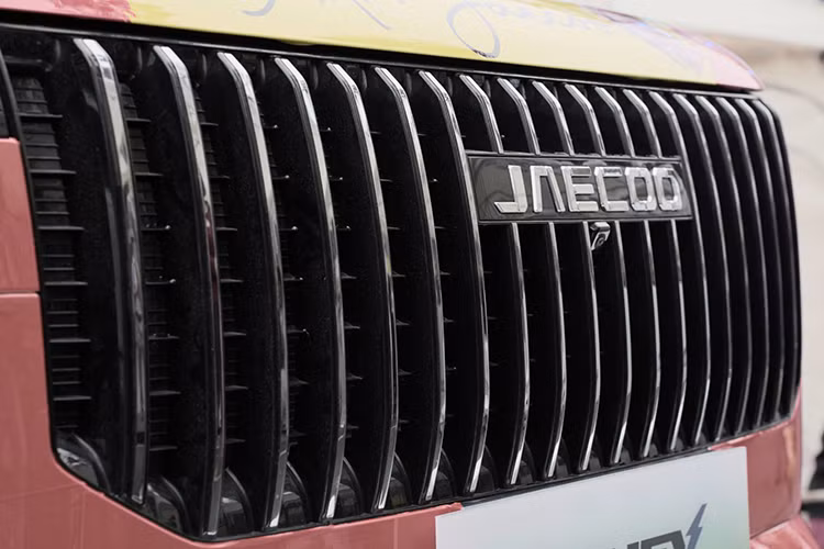 Kết hợp với động cơ 1.5 TDGI DHE thế hệ thứ 5, cung cấp khả năng di chuyển hỗn hợp lên đến 1.300km theo tiêu chuẩn WLTP. Jaecoo J7 PHEV chiếm ưu thế so với các mẫu xe khác trong cùng phân khúc bởi tính năng sạc nhanh, cho phép sạc từ 20% lên 80% chỉ trong 20 phút khi sử dụng trụ sạc 40kW và 3 giờ với bộ sạc 6,6kW.