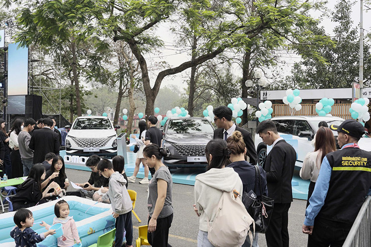 Sự kiện bàn giao lô xe Jaecoo J7 đầu tiên tại Hà Nội không chỉ là dấu mốc quan trọng của Omoda &amp; Jaecoo Việt Nam mà còn mở ra một giai đoạn phát triển mới tại thị trường Việt Nam. Với sự quan tâm và đón nhận nồng nhiệt từ khách hàng, Omoda &amp; Jaecoo Việt Nam cam kết sẽ tiếp tục mang đến những sản phẩm chất lượng cao, dịch vụ tận tâm và nhiều chương trình ưu đãi hấp dẫn trong thời gian tới.