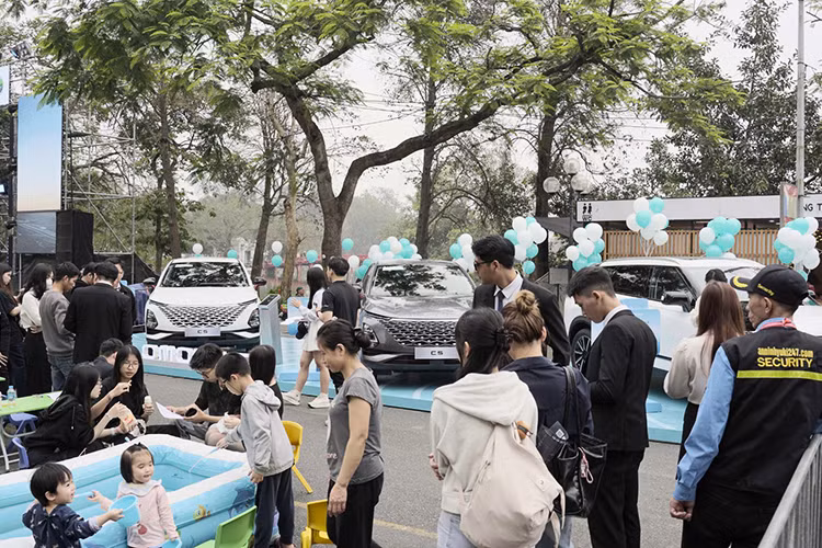 Sự kiện bàn giao lô xe Jaecoo J7 đầu tiên tại Hà Nội không chỉ là dấu mốc quan trọng của Omoda &amp; Jaecoo Việt Nam mà còn mở ra một giai đoạn phát triển mới tại thị trường Việt Nam. Với sự quan tâm và đón nhận nồng nhiệt từ khách hàng, Omoda &amp; Jaecoo Việt Nam cam kết sẽ tiếp tục mang đến những sản phẩm chất lượng cao, dịch vụ tận tâm và nhiều chương trình ưu đãi hấp dẫn trong thời gian tới.