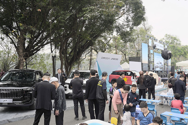 Không chỉ cá nhân, nhiều khách hàng gia đình và doanh nhân cũng đánh giá cao Jaecoo J7 bởi sự kết hợp giữa phong cách sang trọng, hiệu suất mạnh mẽ và tiện nghi cao cấp. Đặc biệt, sự kiện càng thêm phần ý nghĩa với sự xuất hiện của Xuân Son, đại sứ thương hiệu của Jaecoo J7.