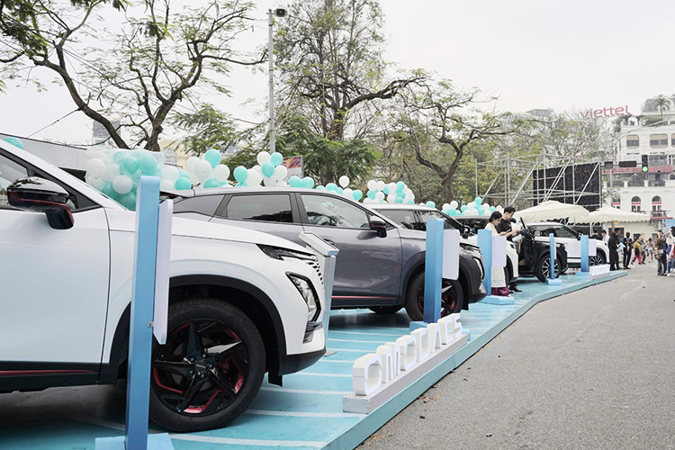 Theo anh Vũ Việt Hùng một trong những người đầu tiên sở hữu Jaecoo J7 Flagship, cho biết: "Tôi đã theo dõi Jaecoo J7 Flagship từ khi mẫu xe này ra mắt tại Việt Nam và rất ấn tượng với thiết kế, khả năng vận hành mạnh mẽ và công nghệ hiện đại. Khi tận mắt chứng kiến và cầm lái chiếc xe hôm nay, tôi càng tin rằng đây là lựa chọn hoàn hảo cho mình."