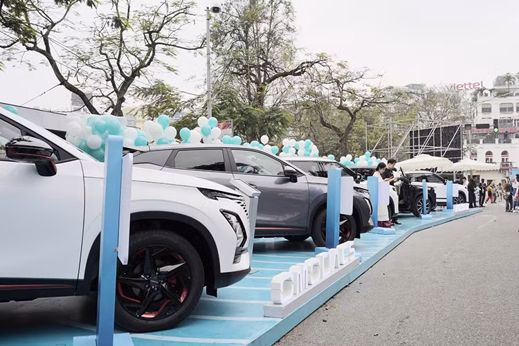 Theo anh Vũ Việt Hùng một trong những người đầu tiên sở hữu Jaecoo J7 Flagship, cho biết: "Tôi đã theo dõi Jaecoo J7 Flagship từ khi mẫu xe này ra mắt tại Việt Nam và rất ấn tượng với thiết kế, khả năng vận hành mạnh mẽ và công nghệ hiện đại. Khi tận mắt chứng kiến và cầm lái chiếc xe hôm nay, tôi càng tin rằng đây là lựa chọn hoàn hảo cho mình."