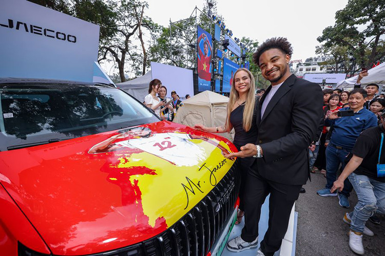 Xuân Son chia sẻ, "Tôi cảm thấy rất vinh dự khi trở thành đại sứ thương hiệu của Jaecoo J7 – một mẫu xe thể hiện sự mạnh mẽ, bền bỉ và sẵn sàng chinh phục mọi thử thách, giống như hành trình tôi đã trải qua trong bóng đá. Khi cầm lái mẫu xe này, tôi cảm nhận được sự chắc chắn, an toàn và sự tự tin trên mọi cung đường, cũng giống như khi tôi ra sân thi đấu."