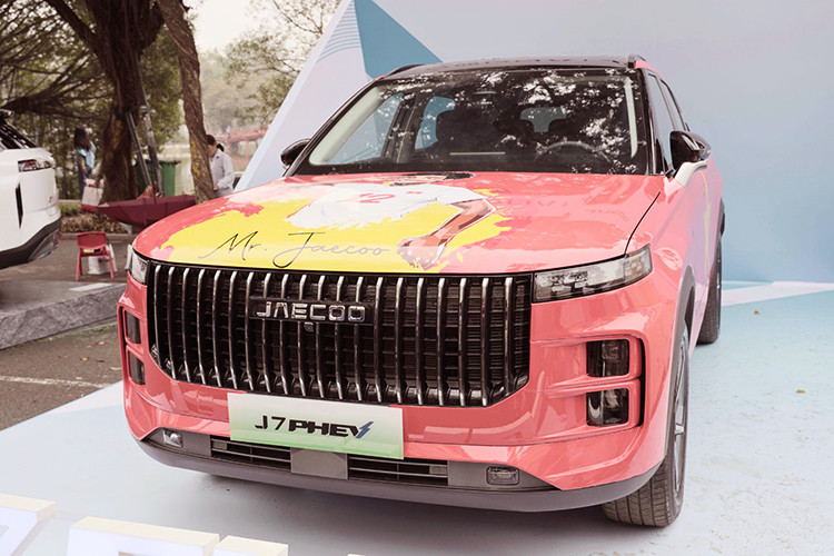 Lô xe Jaecoo J7 đầu tiên được giao đến khách hàng đánh dấu bước đi chiến lược của Omoda &amp; Jaecoo Việt Nam, mang đến cho người tiêu dùng một mẫu SUV đẳng cấp với hai phiên bản lựa chọn, phù hợp với nhiều phong cách và nhu cầu khác nhau.