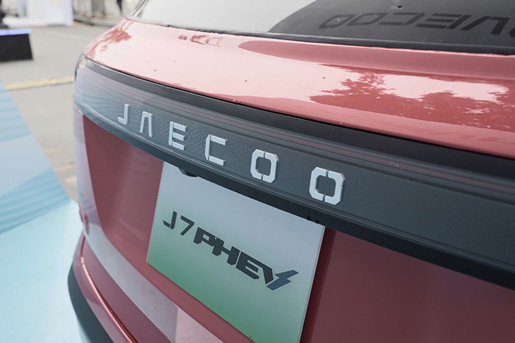 Jaecoo J7 PHEV Flagship: Phiên bản hybrid tiên tiến với hệ thống Super Hybrid System (SHS) giúp tối ưu hiệu suất vận hành, tiết kiệm nhiên liệu đáng kể với mức tiêu thụ chỉ 1L/100km khi kết hợp động cơ xăng và điện. Hệ thống pin Lithium Iron Phosphate dung lượng 18.3 kWh, cho phép di chuyển thuần điện lên đến 106 km.