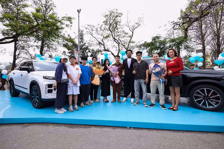 Tại sự kiện, những chủ nhân đầu tiên của Jaecoo J7 2025 mới đã có những phút giây đầy phấn khích khi nhận chiếc xe mà họ mong đợi. Không gian sự kiện được thiết kế trang trọng, chuyên nghiệp nhưng vẫn tạo cảm giác gần gũi, giúp khách hàng cảm nhận được sự tận tâm của Omoda &amp; Jaecoo Việt Nam.