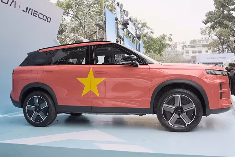 Jaecoo J7 Flagship: Phiên bản sử dụng động cơ xăng 1.6 Turbo, công suất 183 mã lực, mô-men xoắn 275 Nm, kết hợp hộp số DCT 7 cấp. Hệ dẫn động linh hoạt cùng ba chế độ lái Eco, Normal, Sport mang đến khả năng vận hành mạnh mẽ trên mọi cung đường.