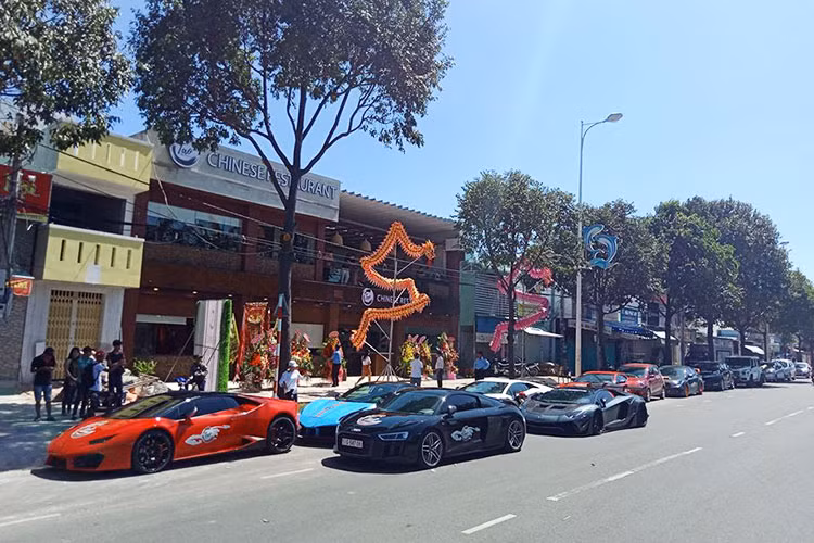 Trước đó, vào trưa hôm qua, ngày 26/10/2018, dàn siêu xe và SUV hạng sang Mercedes-Benz G-Class của giới nhà giàu Việt cũng đã cùng nhau tụ tập trên phố đi bộ Nguyễn Huệ, TP HCM để các chủ nhân bàn bạc việc di chuyển xuống Vũng Tàu dự khai trương nhà hàng của Cường Đô la.