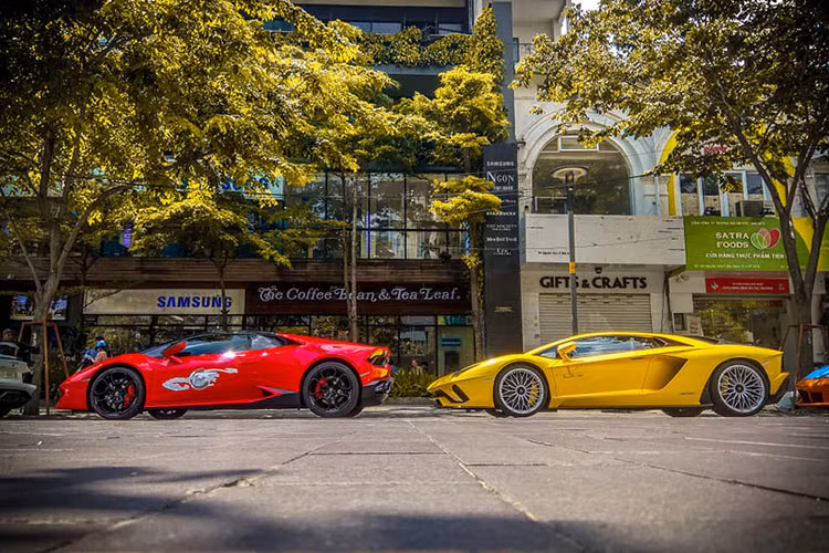 Từ phải qua, trên xuống - dàn siêu xe bao gồm Audi R8 V10 Plus và Lamborghini Aventador LP700-4 độ body kit body kit hàng hiếm, Lamborghini Aventador Limited Edition 50 của Liberty Walk...