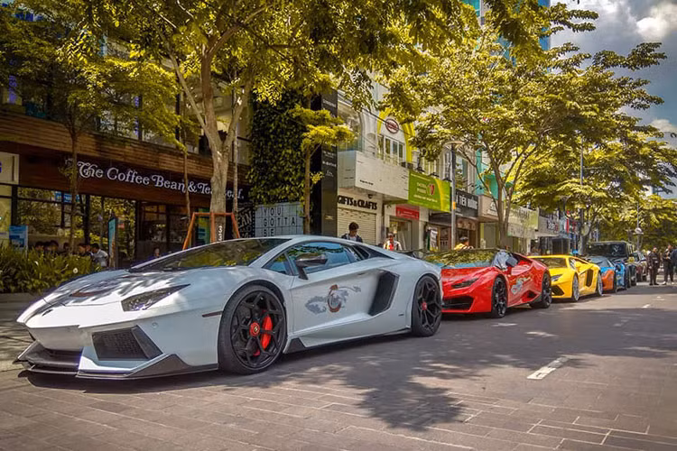 Trong buổi sáng nay, ngày 27/10/2018, những người dân tại thành phố biển xinh đẹp Vũng Tàu, tỉnh Bà Rịa - Vũng Tàu đã có dịp "rửa mắt" với dàn siêu xe trăm tỷ xếp hàng dài trước một nhà hàng khai trương tại đây.