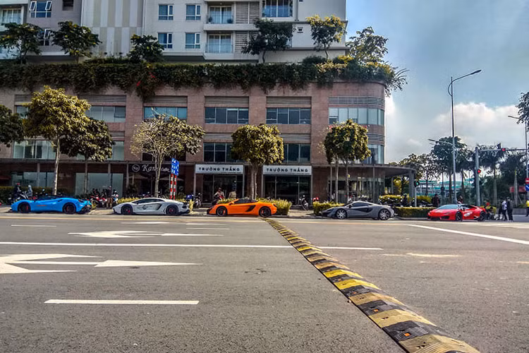 Hiện chưa rõ trong ngày khai trương này sẽ có xuất hiện thêm những chiếc siêu xe nào nữa không. Tuy nhiên, với danh tiếng đam mê siêu xe của mình, đại gia siêu xe Cường Đô la không khó để nhận được sự ủng hộ của các bạn bè có chung niềm yêu xe.