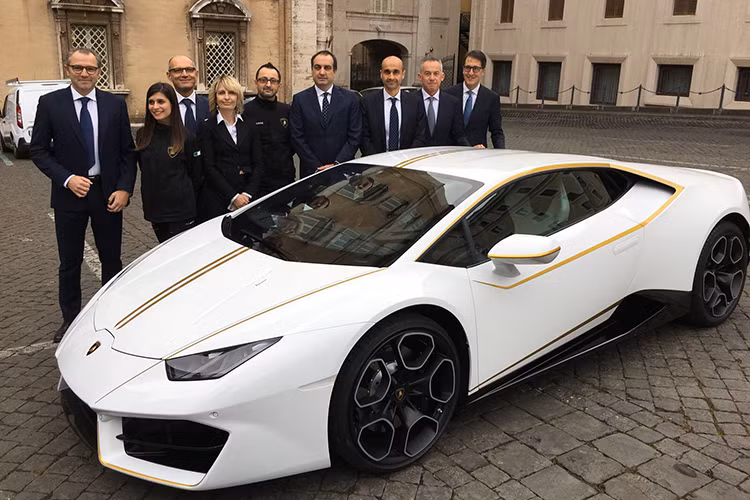 Lấy cảm hứng từ cờ Vaticane, xe có nước sơn màu trắng ''Bianco Moncerus'' với đường chỉ vàng ''Giallo Tiberino''. Trong buổi lễ, Đức Giáo Hoàng đã ký tên và chúc phúc cho chiếc Huracan đặc biệt này. Xe sẽ được mang bán đấu giá bởi trang RM Sotheby vào ngày 12/5/2018.