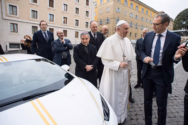Lamborghini Huracan đặc biệt này được tùy chỉnh và lấy cảm hứng từ lá cờ của Vatican - một đất nước nhỏ bé có diện tích 44 ha (chỉ bằng 1/8 công viên trung tâm ở New York, Mỹ) do Đức Giáo Hoàng Francis đứng đầu, ngài cũng là một trong những người quyền lực nhất thế giới.