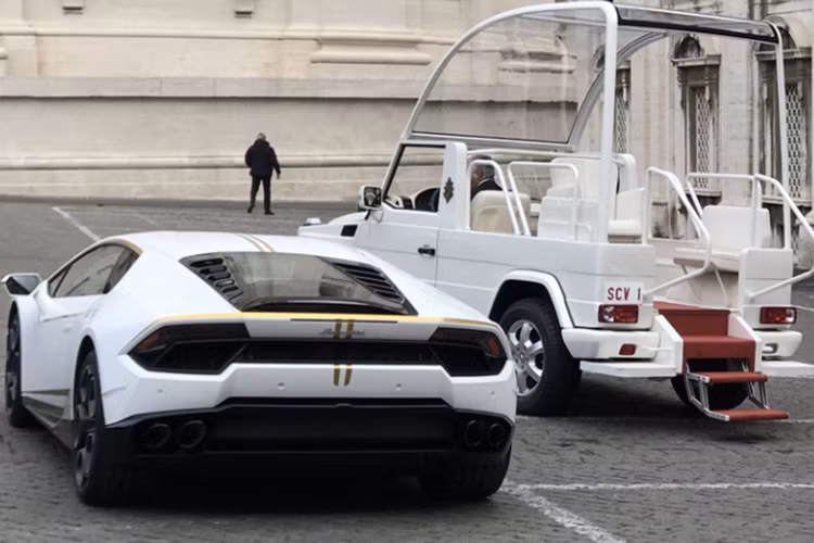 Siêu xe này cũng được trang bị động cơ hút khí tự nhiên V10, dung tích 5,2 lít cho công suất tối đa 580 mã lực và mô-ment xoắn cực đại đạt 540 Nm, sức mạnh được truyền xuống cầu sau qua hộp số ly hợp kép 7 cấp.