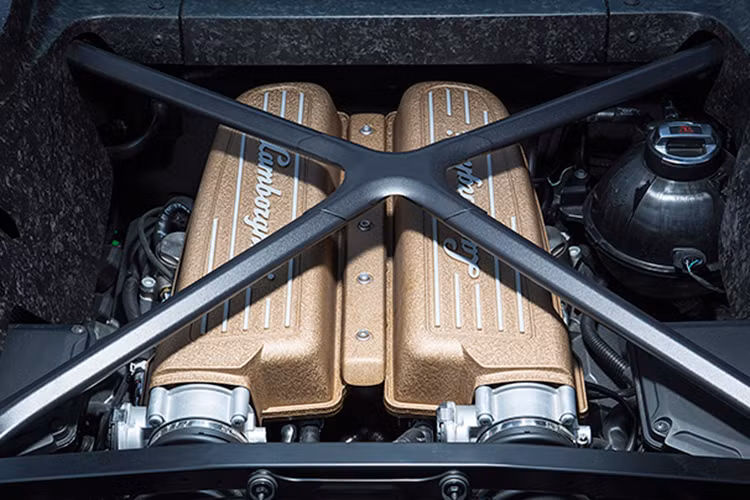 So với "người anh em" Huracan LP610-4 dẫn động bốn bánh phiên bản thương mại đang được bán ra trên thị trường, Huracan LP580-2 cầu sau (RWD) có những thay đổi nhỏ ở ngoại thất như cản trước với hốc gió thiết kế chia thành 3 phần riêng biệt và bộ mâm 5 chấu nan hoa...