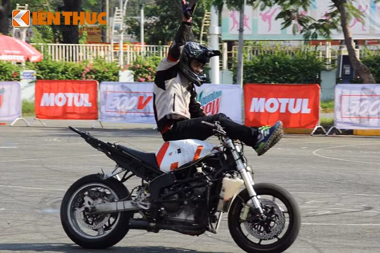 Các thí sinh tham gia thi đấu năm nay tại khu vực phía Nam biểu diễn trên nhiều loại xe với bao gồm cả xe phân khối nhỏ và phân khối lớn, và bất ngờ hơn nữa khi có sự tham gia thi đấu của một thí sinh nữ.