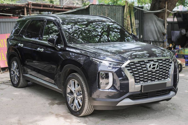 Mẫu SUV Hyundai Palisade mới là một trong những mẫu xe được khách hàng Việt ngóng chờ ngày ra mắt. Đây là mẫu xe cạnh tranh trực tiếp với các "đối thủ" Toyota Land Cruiser Prado và Ford Explorer.