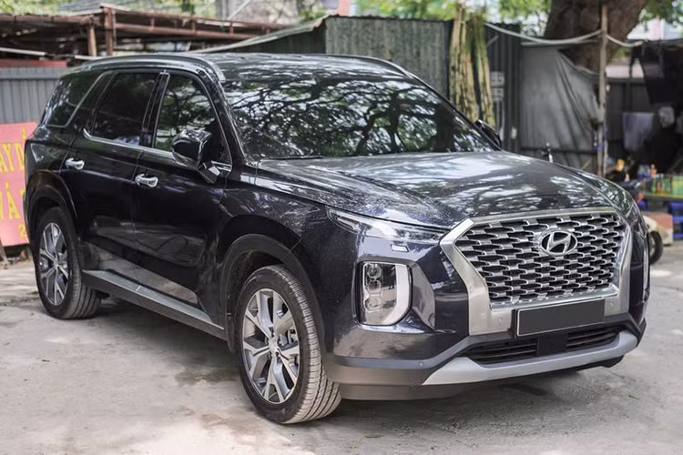 Mẫu SUV Hyundai Palisade mới là một trong những mẫu xe được khách hàng Việt ngóng chờ ngày ra mắt. Đây là mẫu xe cạnh tranh trực tiếp với các "đối thủ" Toyota Land Cruiser Prado và Ford Explorer.