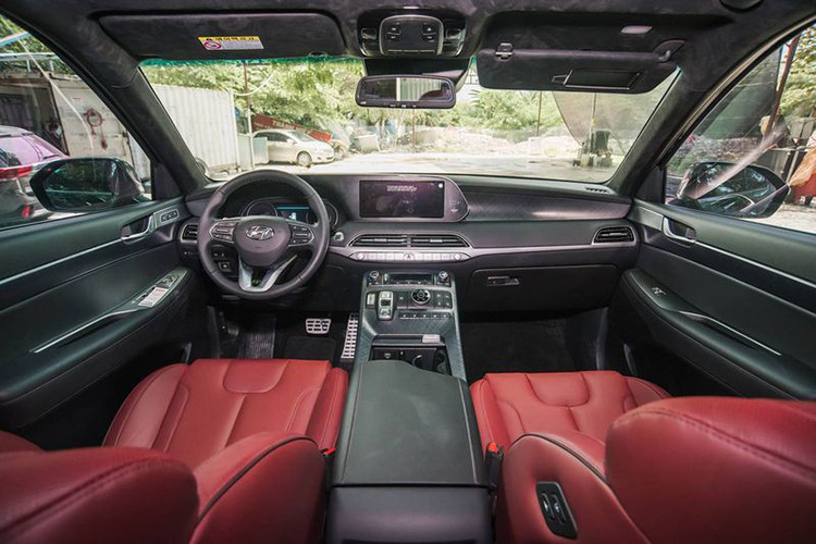 Palisade có kiểu dáng hầm hố, lưới tản nhiệt nổi bật với đường viền mạ crôm cơ bắp, đèn pha LED tách biệt giống đàn em Santa Fe, đèn LED ban ngày. Cụm đèn hậu LED đặt dọc, cản trước và sau cá biệt, đi kèm với bộ vành hợp kim 18 inch tiêu chuẩn, tùy chọn vành 20 inch.