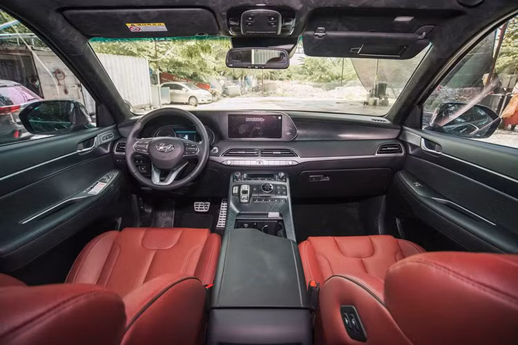 Palisade có kiểu dáng hầm hố, lưới tản nhiệt nổi bật với đường viền mạ crôm cơ bắp, đèn pha LED tách biệt giống đàn em Santa Fe, đèn LED ban ngày. Cụm đèn hậu LED đặt dọc, cản trước và sau cá biệt, đi kèm với bộ vành hợp kim 18 inch tiêu chuẩn, tùy chọn vành 20 inch.