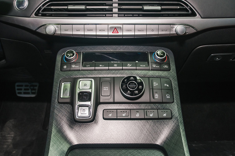 Hệ thống thông tin giải trí với màn hình cảm ứng 10,25 inch tương thích Apple CarPlay, Android Auto, hỗ trợ kết nối đồng thời hai thiết bị Bluetooth, hiển thị thông tin trên kính lái HUD lấy cảm hứng từ máy bay, điều khiển hành trình thích ứng. Hàng ghế thứ 3 gấp/mở điện, 7 cổng USD chia đều 3 hàng ghế, 16 hộc đựng cốc, sạc không dây chuẩn Qi.