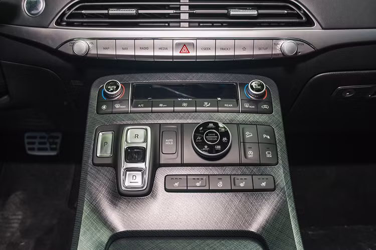 Hệ thống thông tin giải trí với màn hình cảm ứng 10,25 inch tương thích Apple CarPlay, Android Auto, hỗ trợ kết nối đồng thời hai thiết bị Bluetooth, hiển thị thông tin trên kính lái HUD lấy cảm hứng từ máy bay, điều khiển hành trình thích ứng. Hàng ghế thứ 3 gấp/mở điện, 7 cổng USD chia đều 3 hàng ghế, 16 hộc đựng cốc, sạc không dây chuẩn Qi.