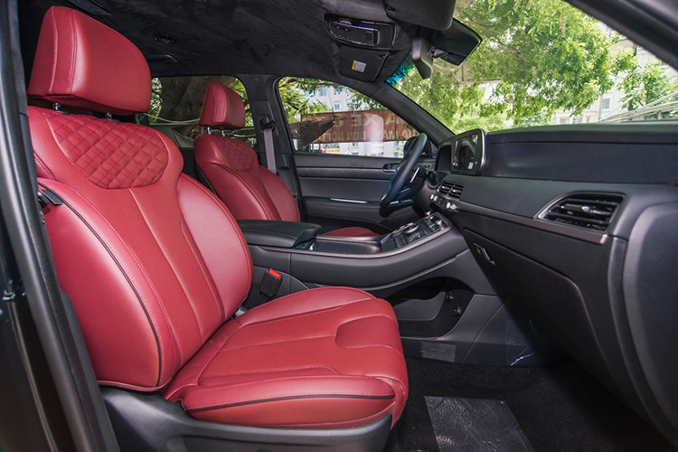 Bên trong không gian rộng rãi, thiết kế 3 hàng ghế với 8 chỗ, bọc da Nappa cao cấp, trang trí thêm với gỗ, hàng ghế thứ hai điều khiển một chạm để dễ dàng ra vào hàng ghế sau. Palisade trang bị hệ thống giám sát điểm mù độc quyền. Bảng đồng hồ tích hợp màn hình TFT kỹ thuật số 12,3 inch hiển thị thông tin xe.