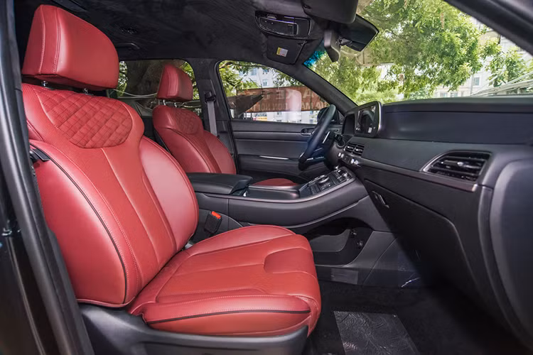 Bên trong không gian rộng rãi, thiết kế 3 hàng ghế với 8 chỗ, bọc da Nappa cao cấp, trang trí thêm với gỗ, hàng ghế thứ hai điều khiển một chạm để dễ dàng ra vào hàng ghế sau. Palisade trang bị hệ thống giám sát điểm mù độc quyền. Bảng đồng hồ tích hợp màn hình TFT kỹ thuật số 12,3 inch hiển thị thông tin xe.