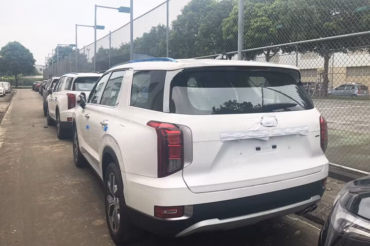 Ngoài ra, xe còn có hệ thống liên lạc nội bộ Driver Talk và chế độ ngủ, cho phép người lái giao tiếp riêng với từng hàng ghế thông qua hệ thống âm thanh trong chế độ thoại. Với chế độ ngủ, người lái thoải mái nghe những bản nhạc mình thích mà không ảnh hưởng đến phía sau.