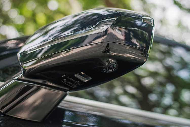 Trong khi đó, Hyundai SantaFe hiện nay cũng sử dụng động cơ dầu 2.2 lít, có mức tiêu thụ nhiên liệu cho phiên bản cao cấp nhất hiện là 6,66 lít cho chu trình kết hợp, 8,18 lít cho chu trình đô thị và 5,77 lít cho chu trình ngoài đô thị.