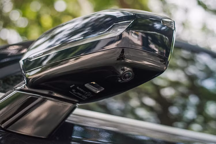 Trong khi đó, Hyundai SantaFe hiện nay cũng sử dụng động cơ dầu 2.2 lít, có mức tiêu thụ nhiên liệu cho phiên bản cao cấp nhất hiện là 6,66 lít cho chu trình kết hợp, 8,18 lít cho chu trình đô thị và 5,77 lít cho chu trình ngoài đô thị.