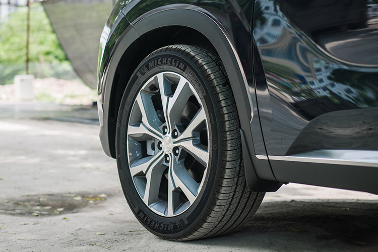 Bên cạnh thông tin về mức tiêu thụ nhiên liệu, giá xe Hyundai Palisade cũng được hé lộ khi trong bảng giá tính phí trước bạ do Bộ Tài chính ban hành, tại danh mục sản phẩm ôtô 9 chỗ tại Việt Nam, Hyundai Palisade có giá tính phí trước bạ là 1,87 tỷ đồng.