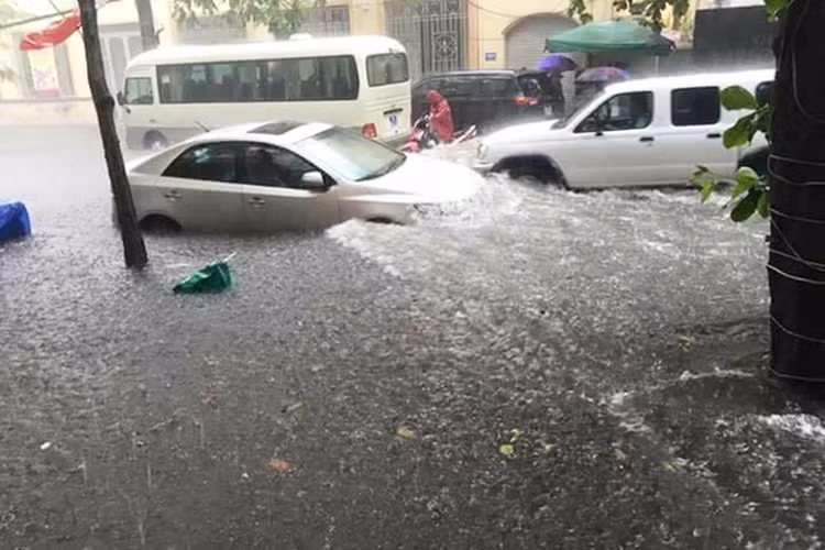 Một số tuyến phố của thành phố Hải Phòng như Minh Khai, Hồ Xuân Hương, Trần Hưng Đạo (quận Hồng Bàng), Cát Dài (quận Lê Chân) và Lạch Tray, Lê Lợi, Võ Thị Sáu (quận Ngô Quyền) bị "biến thành công" sau cơn mưa, gây khó khăn cho việc đi lại của người dân.