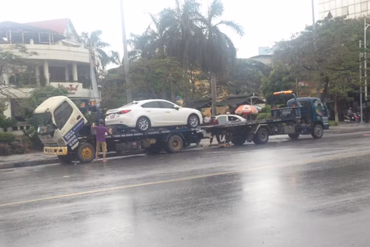 Đường ngập sâu khiến nhiều chiếc ôtô bị chết máy. Trong đó, có cả một chiếc xe sang mang nhãn hiệu Mercedes-Benz S-Class đời cũ. Nhiều chủ xe đã phải gọi xe cứu hộ đến để thoát khỏi đường ngập.