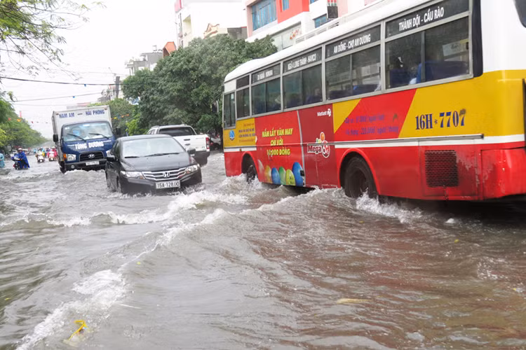 Không chỉ các phương tiện xe thô sơ, hay xe hơi cá nhân - các phương tiện công cộng trong đó có xe buýt cũng chật vật lưu thông trong dòng nước ngập khá cao ở hàng loạt các tuyến phố tại Hải Phòng.