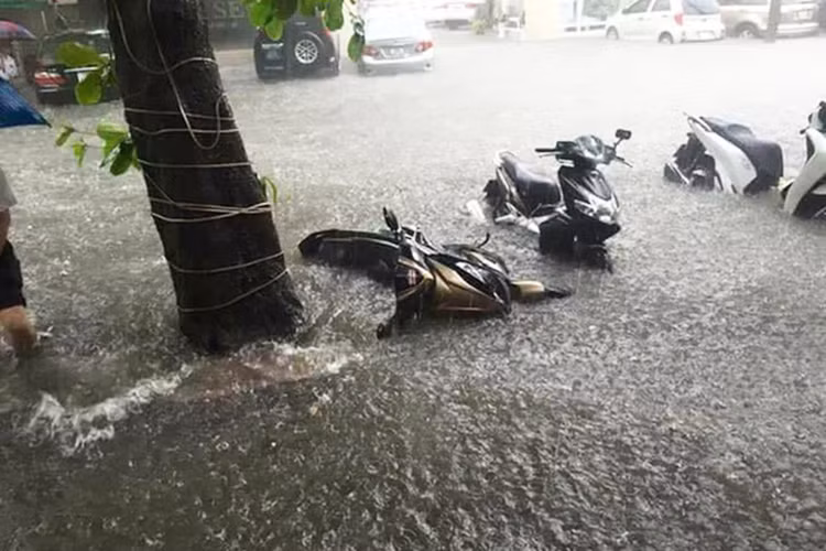 Không chỉ dưới lòng đường mà ngay trên vỉa hè - những chiếc xe cũng bị gió lốc thổi đổ, ngã. Đi kèm với đó là tình trạng nước ngập lên đến nửa xe.