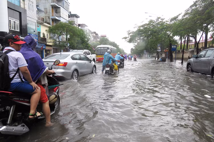 Không chỉ các tuyến phố chính, các con ngõ nhỏ cũng ngập úng nặng nề. Trên nhiều tuyến đường, từ người đi xe máy đến xe đạp đều phải dắt bộ.