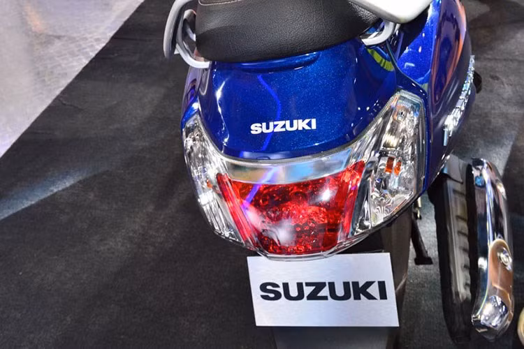 Bên cạnh ngoại hình khác biệt so với phiên bản cũ, hệ thống khung sườn, đèn hậu, ống xả, dè trước, sau... và nhiều chi tiết trên mẫu xe tay ga Suzuki Access 125 cũng được dựa trên nền tảng mới và sở hữu động cơ được nâng cấp mạnh mẽ và tiết kiệm hơn.