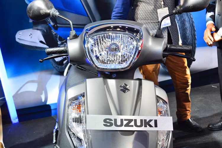 Xe sở hữu đèn pha mới, cặp xi nhan gắn phía dưới đèn pha với tấm ốp theo phương thẳng đứng. Bộ phận mặt nạ cùng yếm quây phía trước gắn khá khít, có biểu tượng của hãng Suzuki tạo thêm vẻ chắc chắn cho xe.