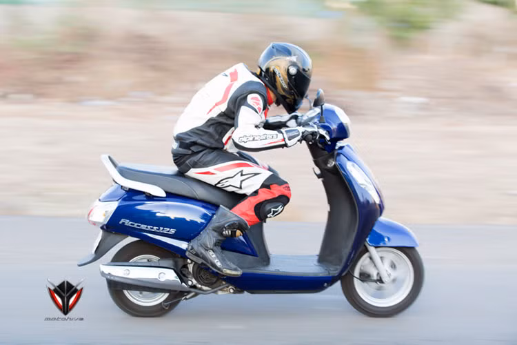 Suzuki Access 125 mới sử dụng động cơ 124 cc, làm mát bằng không khí, SOHC, xi-lanh đơn, công suất 8,7 mã lực tại 7.000 vòng/phút, mô-men xoắn cực đại 10.2 Nm tại 5.000 vòng/phút. Động cơ kết hợp với hộp số biến thiên vô cấp CVT, đề điện và cần đạp chân.