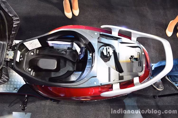 Theo thông tin từ Suzuki cho biết, đây là mẫu scooter có yên dài nhất và cốp để đồ rộng nhất so với các mẫu xe cùng phân khúc. Tuy nhiên do thiết kế bình xăng nằm ở phía đuôi nên có thể thấy rõ phần cốp của xe sau nhưng không quá lớn.