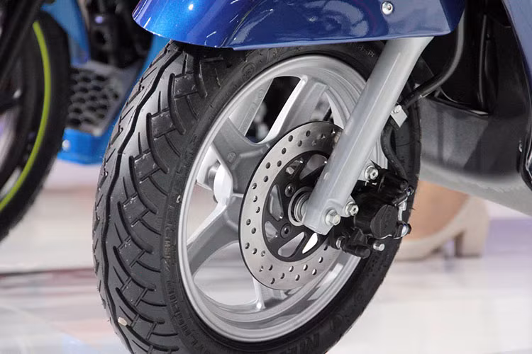 Xe được hãng Suzuki trang bị hệ thống treo sau lò xo trụ, trước dạng ống lồng, vành trước 12 inch với lốp không săm 90/90, vành sau 10 inch với lốp không săm 100/90, phanh tang trống tiêu chuẩn, phanh đĩa là lựa chọn thêm, bình xăng dung tích 5.6L.