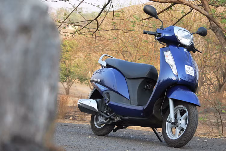 Đối thủ cạnh tranh trực tiếp của Suzuki Access 125 2014 tại thị trường Ấn Độ vẫn là dòng xe ga Vespa đến từ Ý và đồng hương Honda Activa 125. Giá bán khởi điểm của Suzuki Access 125 mới là 53.887 Rupee, tương đương 805 USD (khoảng 16,8 triệu đồng).