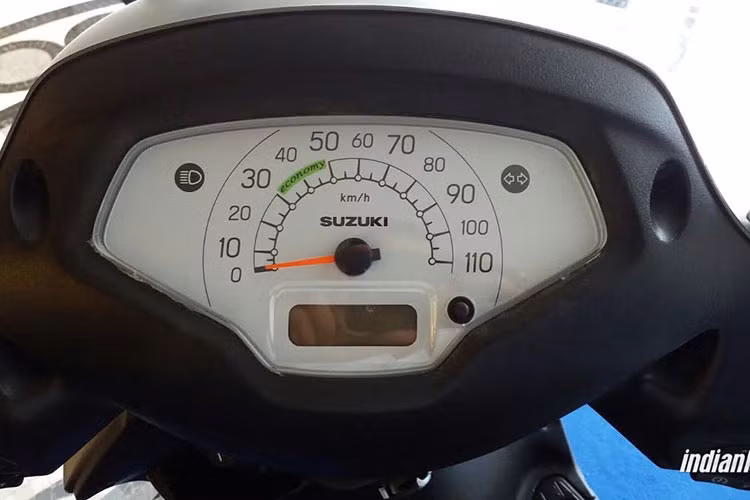 Cụm đồng hồ công tơ mét được thiết kế đơn giản, dễ quan sát với một đồng hồ dạng kim chỉ số tốc độ cùng đèn báo. Một màn hình điện tử nhỏ hiển thị số km đã đi, đồng hồ cùng mức đo nhiên liệu...