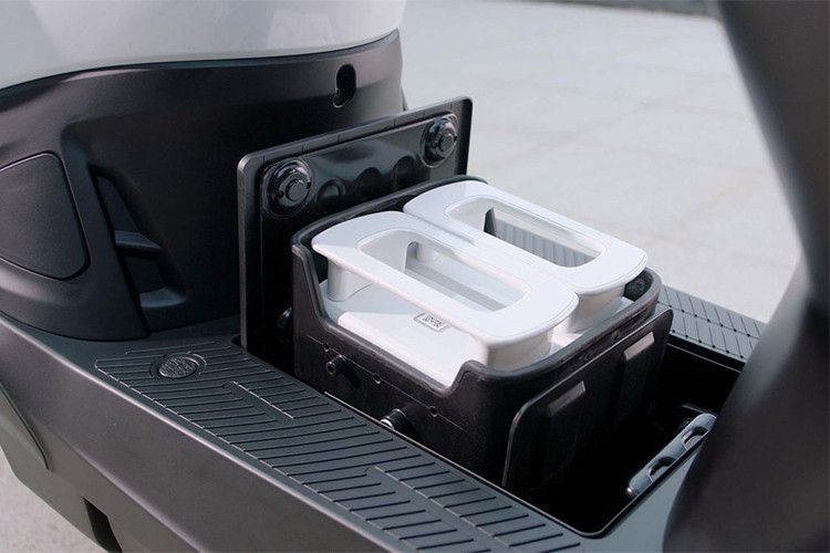 Mỗi chiếc xe tay ga sử dụng điện của Kymco điều đã được trang bị sẵn một bộ pin trong xe, khi đầy pin chiếc xe sẽ đi được quãng đường lên đến 60 km. Không dừng lại đó, người sử dụng có thể mua hoặc thuê thêm pin dự phòng để đặt vào vị trí hộp chứa dưới sàn xe, khi đó chiếc xe sẽ đi được quãng đường 90 km và để sạc đầy pin chỉ cần 1 giờ đồng hồ.