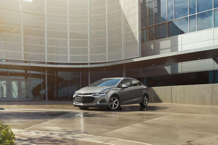 So với phiên bản cũ, hốc đèn sương mù của Chevrolet Cruze 2019 đã mở rộng và được bao quanh bằng viền mạ crôm. Chưa hết, mẫu xe mới này còn được bổ sung gói RS mới với viền cửa sổ và viền logo hình chữ thập màu đen, bộ vành hợp kim 17 inch hoặc 18 inch, tùy chọn.