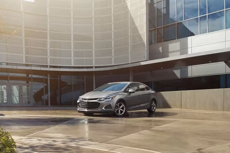 So với phiên bản cũ, hốc đèn sương mù của Chevrolet Cruze 2019 đã mở rộng và được bao quanh bằng viền mạ crôm. Chưa hết, mẫu xe mới này còn được bổ sung gói RS mới với viền cửa sổ và viền logo hình chữ thập màu đen, bộ vành hợp kim 17 inch hoặc 18 inch, tùy chọn.