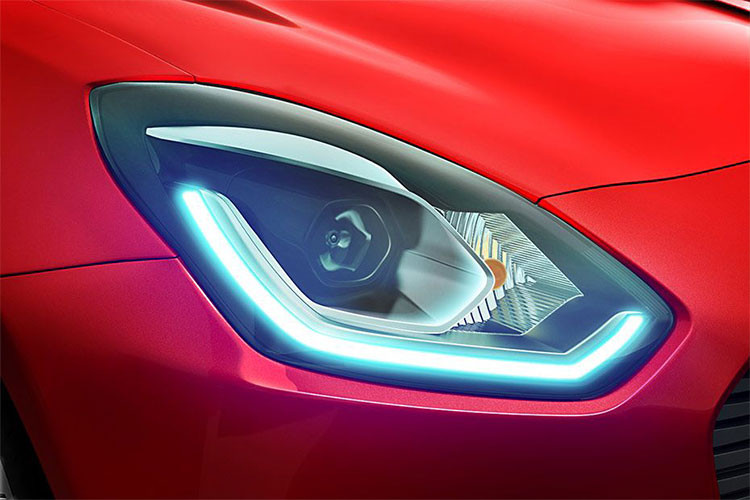 Đầu tiên, Suzuki Swift Sport Red Devil sở hữu bộ cánh màu đỏ bắt mắt. Nổi bật trên nền màu sơn của xe là các các sọc decal giả carbon nằm ở nắp capo, cản sốc trước, ốp sườn đầu xe, cửa xe và cột C của xe...