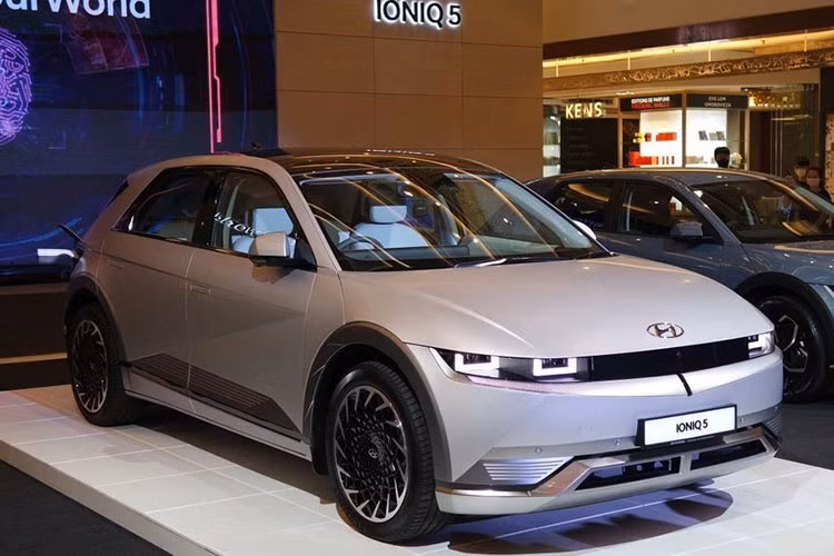 Hyundai Ioniq 5 2022 có thể di chuyển sau khi sạc đầy pin của 2 bản Lite và Plus là 384 km trong khi con số tương ứng của bản Max là 430 km.