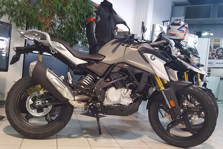 Từng được trình làng lần đầu tiên triển lãm EICMA 2015, BMW G310GS 2017 được xem là mẫu xe môtô phân khối lớn có dung tích nhỏ nhất hiện nay của BMW Motorrad. Xe được sản xuất tại nhà máy TVS Hosur, Ấn Độ, chính vì thế chúng sẽ có giá hấp dẫn và cạnh tranh trực tiếp với đối thủ KTM 390 Duke trong phân khúc.